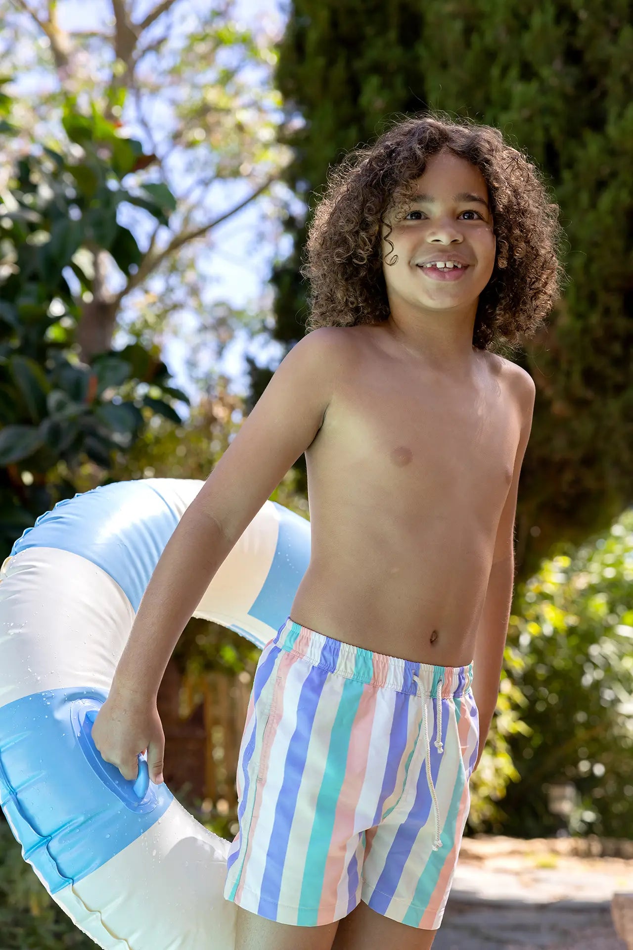 Jongen met een Sproet & Sprout Swim Short Multi Colour Stripes aan