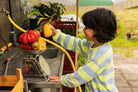 Jongen met een Sproet & Sprout Sweatshirt Terry Stripes aan in de tuin zijkant