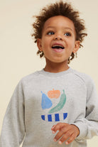 Jongen met een Sproet & Sprout Raglan Sweatshirt Fruit aan