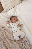 Baby met Feetje Longsleeve AOP - Cute Cookie aan in bed