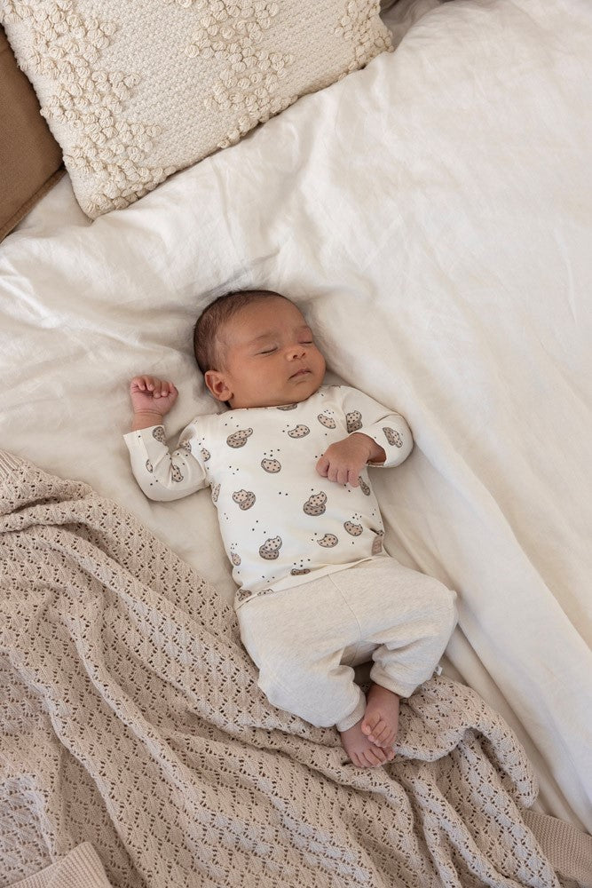 Baby met een Feetje Broek - Cute Cookie aan