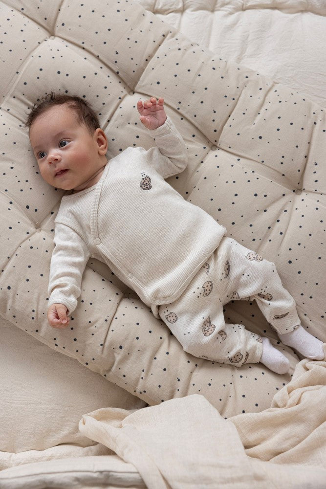 Baby met een Feetje Overslagshirt Rib- Cute Cookie aan