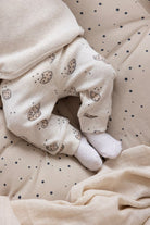 Baby met een Feetje Broek AOP Rib - Cute Cookie aan