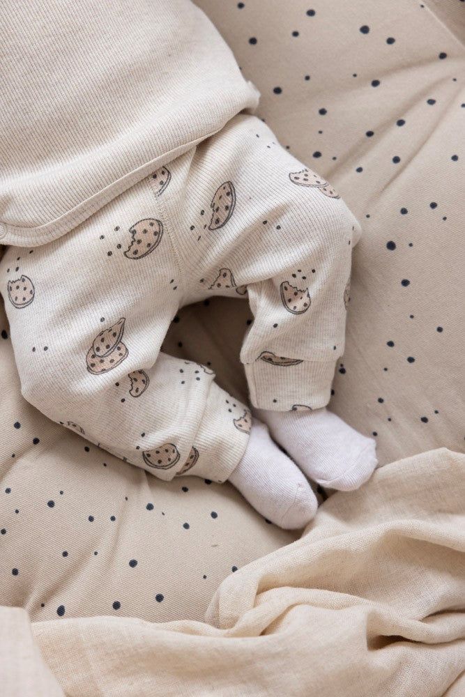 Baby met een Feetje Broek AOP Rib - Cute Cookie aan