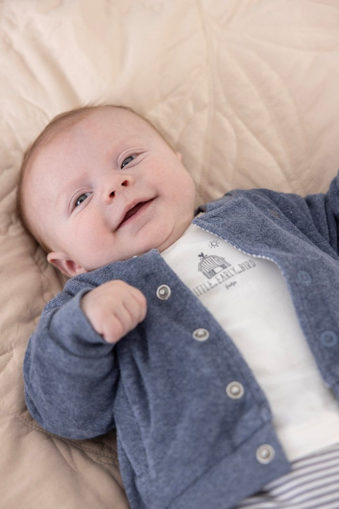 Baby met Feetje Reversibel Jasje Farm Life aan in de kleur Indigo Melange voorzijde