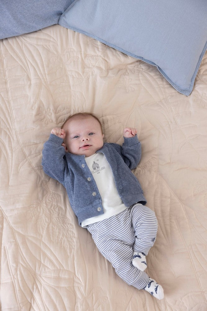 Baby met een Feetje Broek Streep Farm Life thema aan