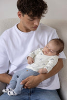 Baby met Feetje Sokken - Farm Life aan 
Sokken met een print van kleine tractoren