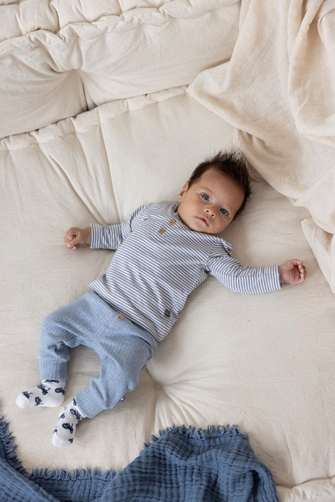 Baby met een Feetje Longsleeve Streep Farm Life thema gestreept shirt met drie knoopjes aan