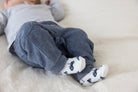 Baby met een Feetje Broek Farm Life thema met zakken op de zijde en sokken aan