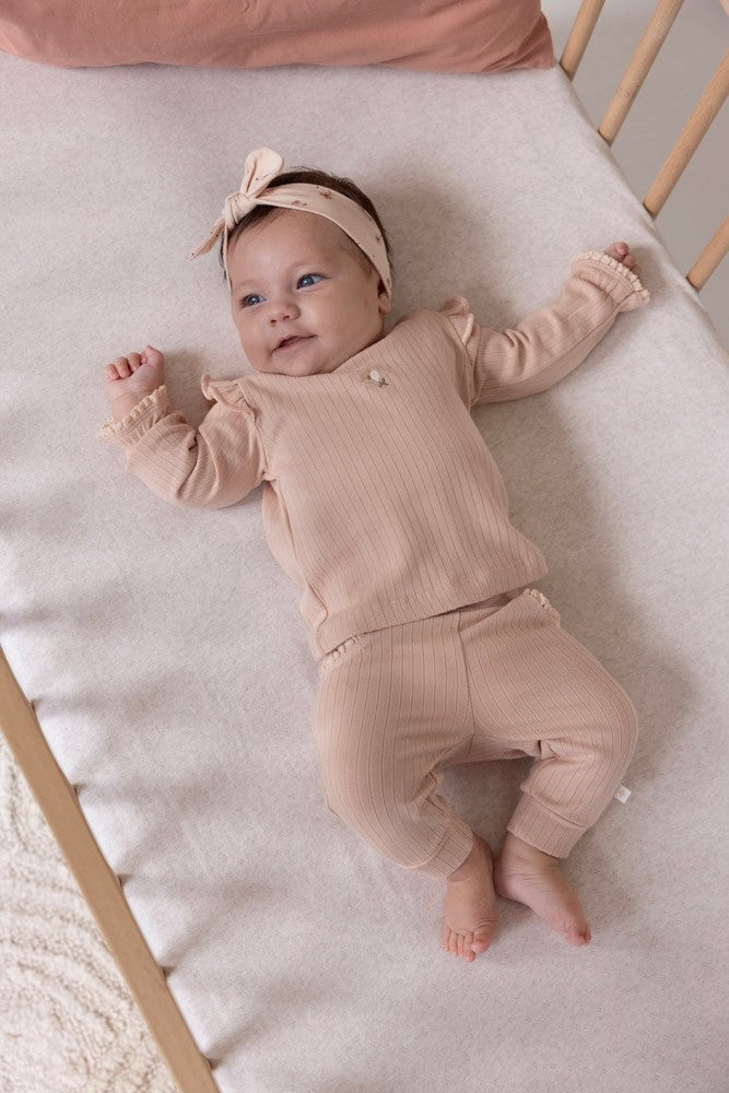 Baby met een Feetje Longsleeve rib - Sweet Poppy aan