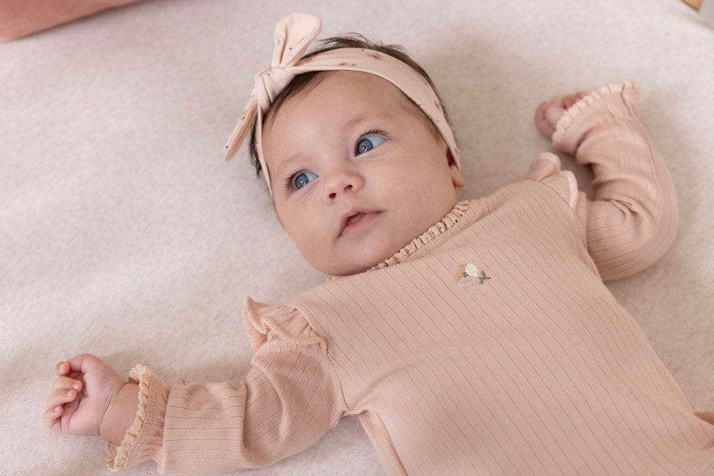 Baby met een Feetje Longsleeve rib - Sweet Poppy close up