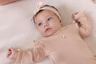 Baby met een Feetje Longsleeve rib - Sweet Poppy close up