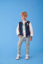 Jongen met een Sturdy  Broek - The Good Life aan