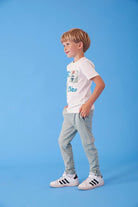 Jongen met Sturdy  Broek - The Good Life aan